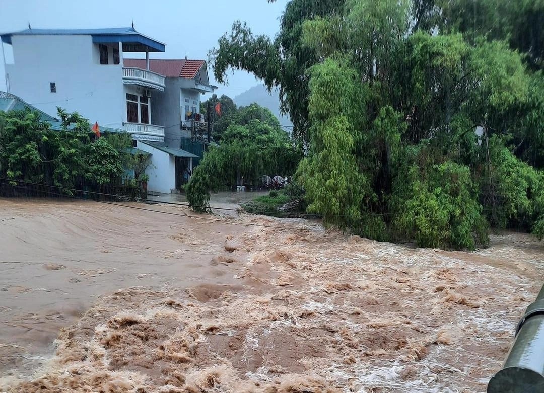 Be trai 10 tuoi o Hoa Binh duoi nuoc thuong tam hinh anh