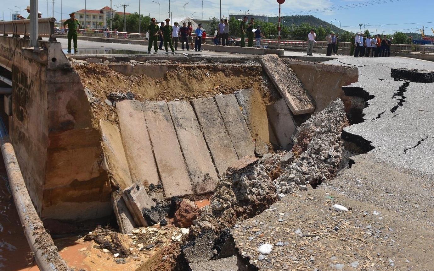 Ban bo tinh trang khan cap voi hang loat su co sat lo o Ha Noi hinh anh