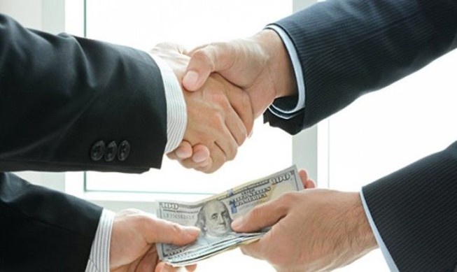 Bat qua tang thieu uy cong an nhan tien hoi lo hinh anh