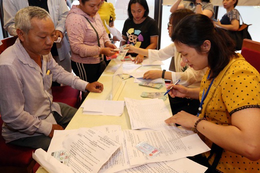 Bo truong Dao Ngoc Dung: 'Tien roi vao nha ngheo thi khong sao' hinh anh
