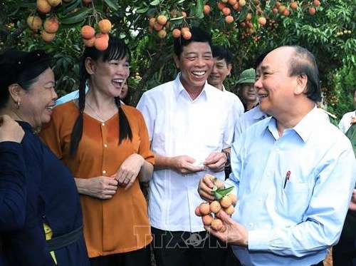 Thu tuong chia se niem vui voi nong dan trong vai thieu o Bac Giang hinh anh