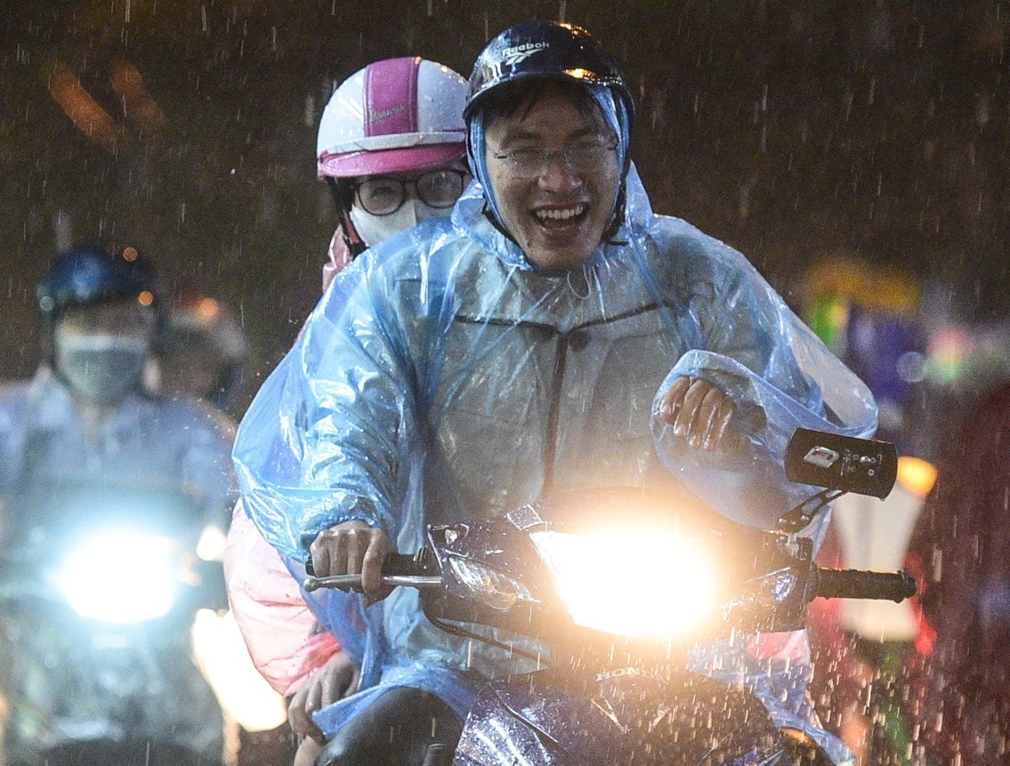 Bao so 1 suy yeu, canh bao mua lon va ngap ung o Ha Noi hinh anh