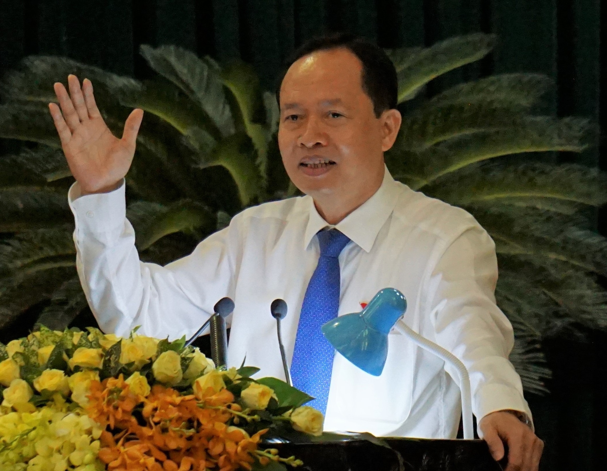 Yeu cau tra loi dan vu nguoi giau lot vao danh sach can ngheo hinh anh