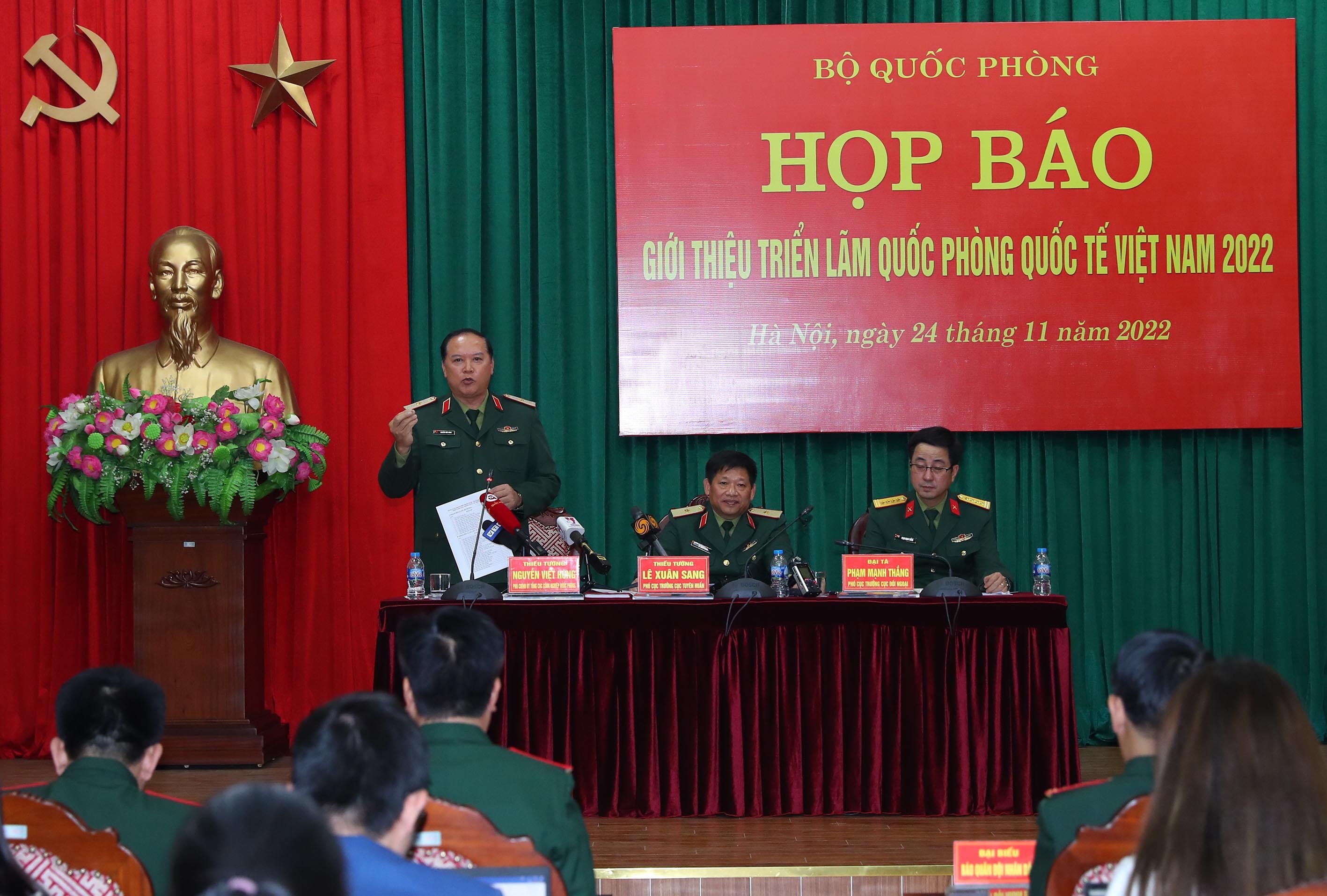 trang bi vu khi anh 1