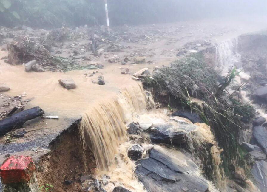 Khan truong ung pho voi mua lu o mien nui phia Bac hinh anh