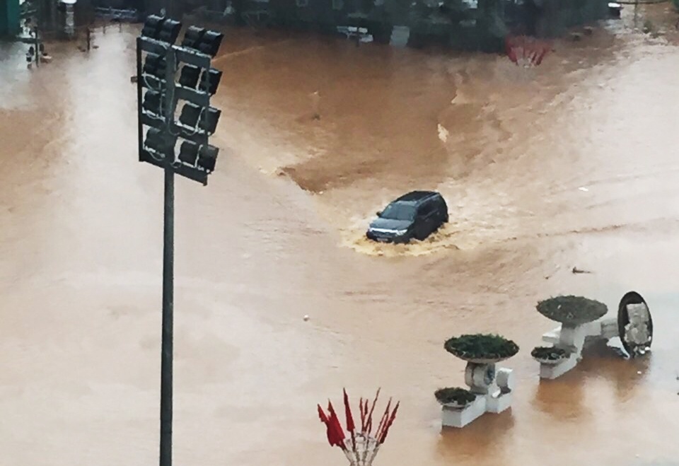 Oto 'boi' trong bien nuoc o Ha Giang hinh anh