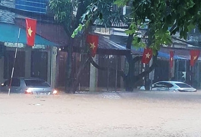 Vi sao TP Ha Giang ngap trong bien nuoc? hinh anh