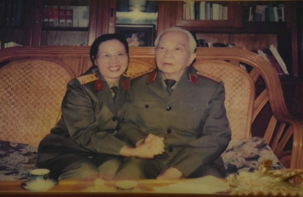 Nguoi di thu gom qua khu hinh anh