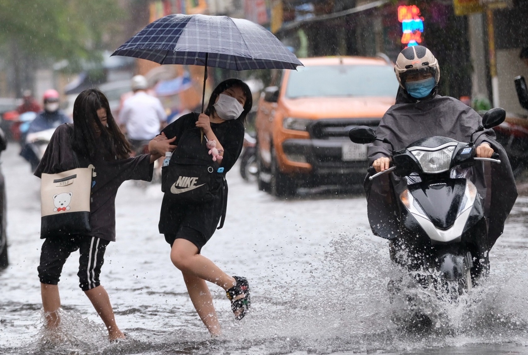Ha Noi mua, canh bao lu quet mien nui hinh anh