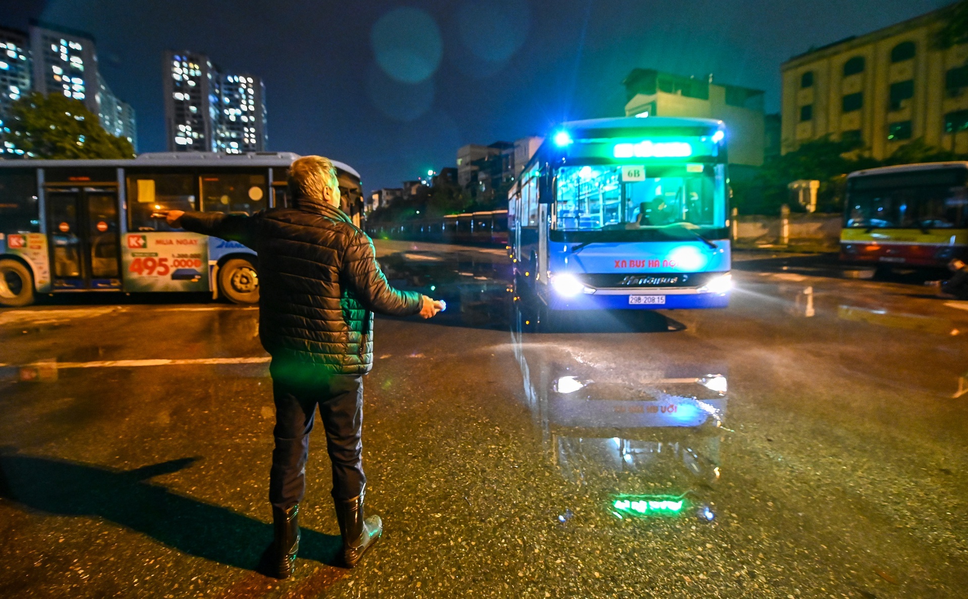 nhan vien dieu hanh xe buyt nhiem Covid-19 anh 1