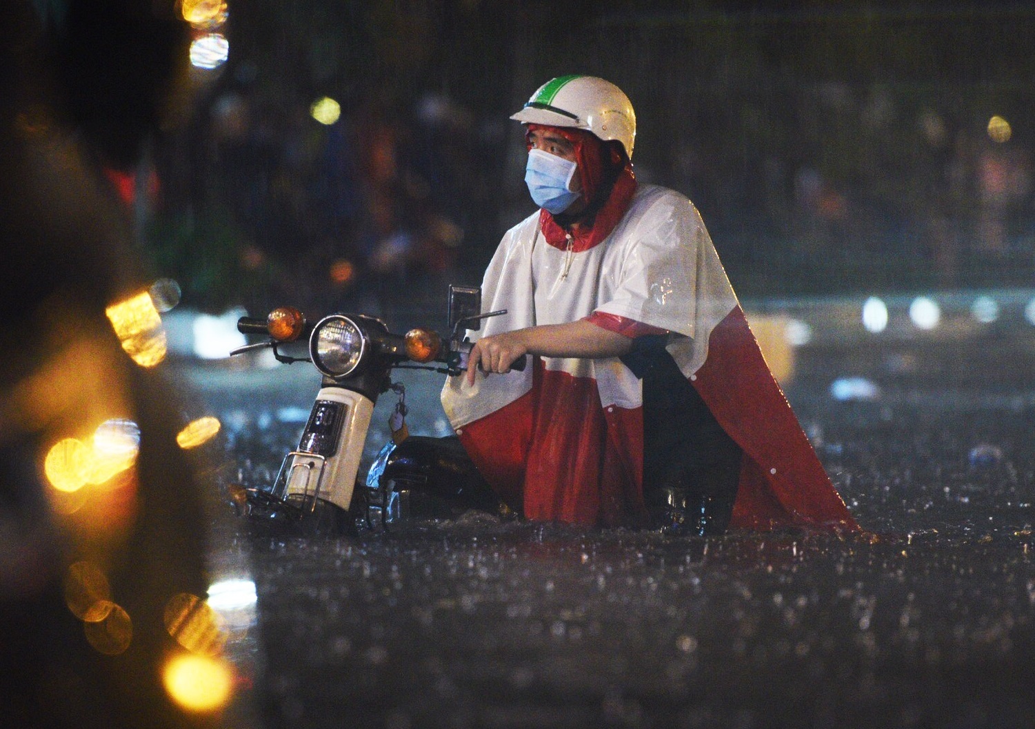 3 diem bat thuong trong tran mua lon o TP.HCM toi 6/8 hinh anh