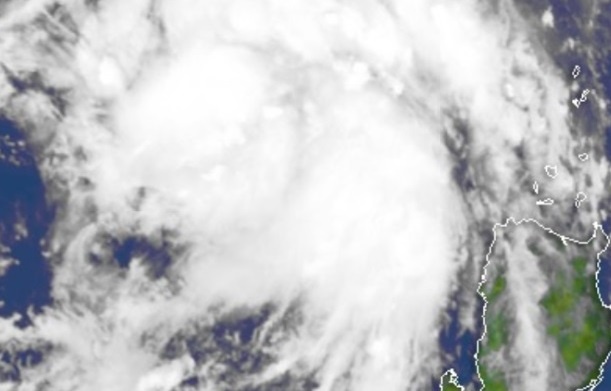 Duong di cua bao so 4 tren Bien Dong hinh anh