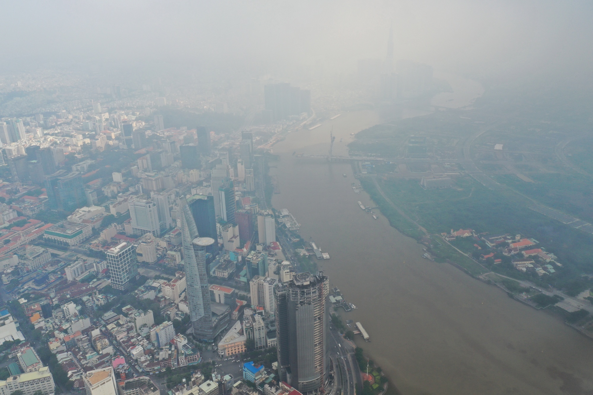 Vi sao TP.HCM mu mit sang nay? hinh anh