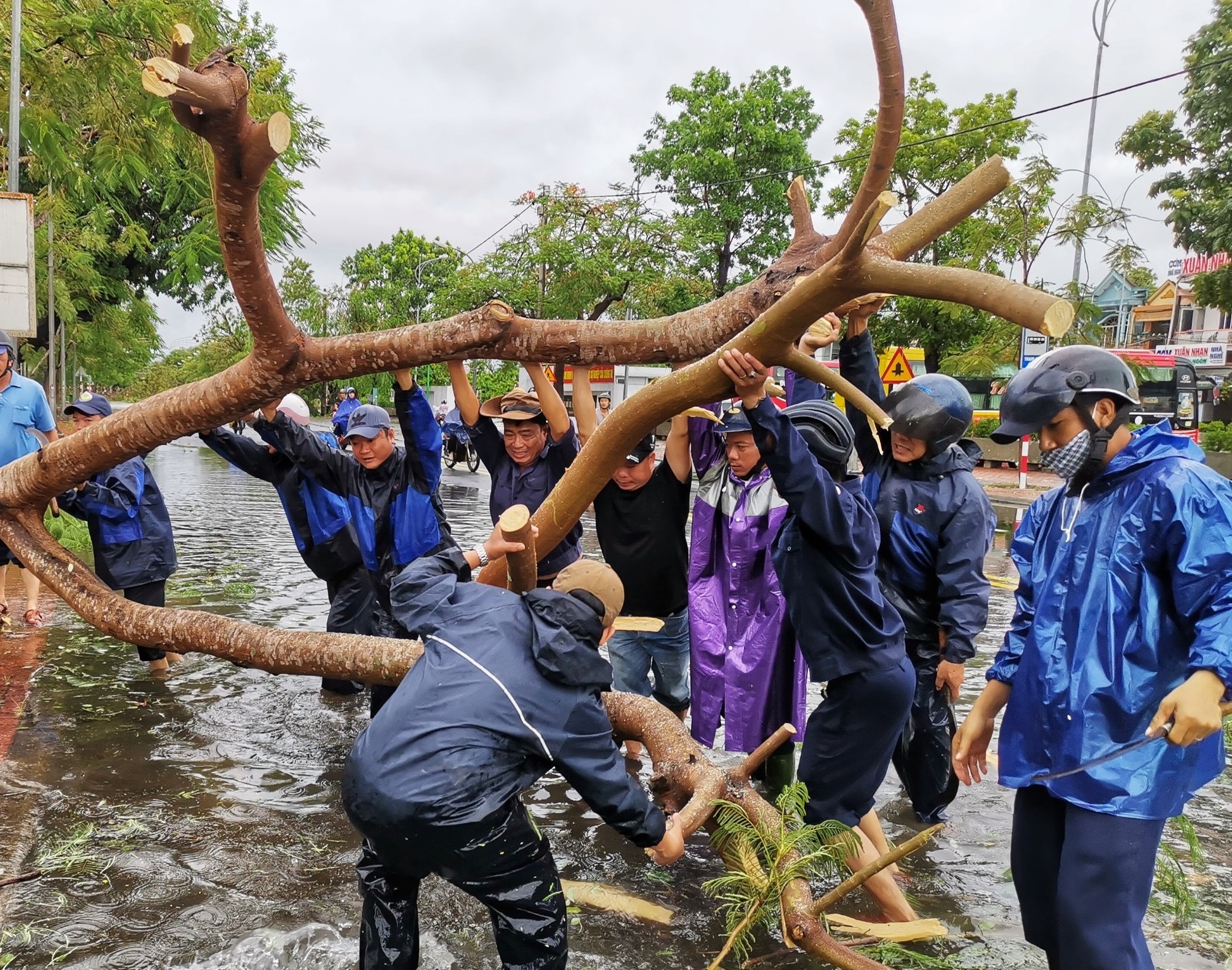 3 nguoi chet, hon 22.000 nha hu hong do bao so 5 hinh anh