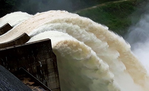 Ho thuy dien Son La va Thac Ba dong loat xa lu hinh anh