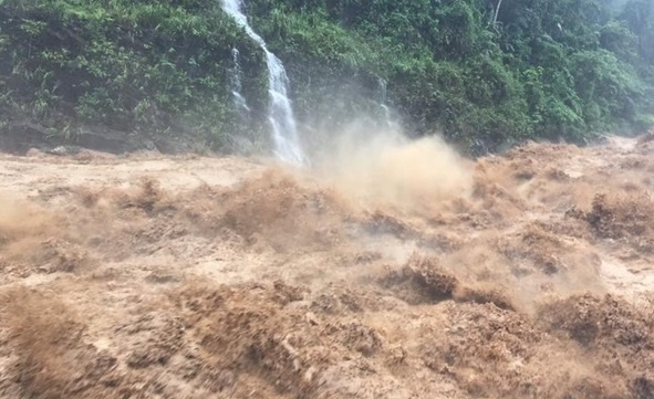 6 cau hoi ve dot mua keo dai 10 ngay o mien Trung hinh anh