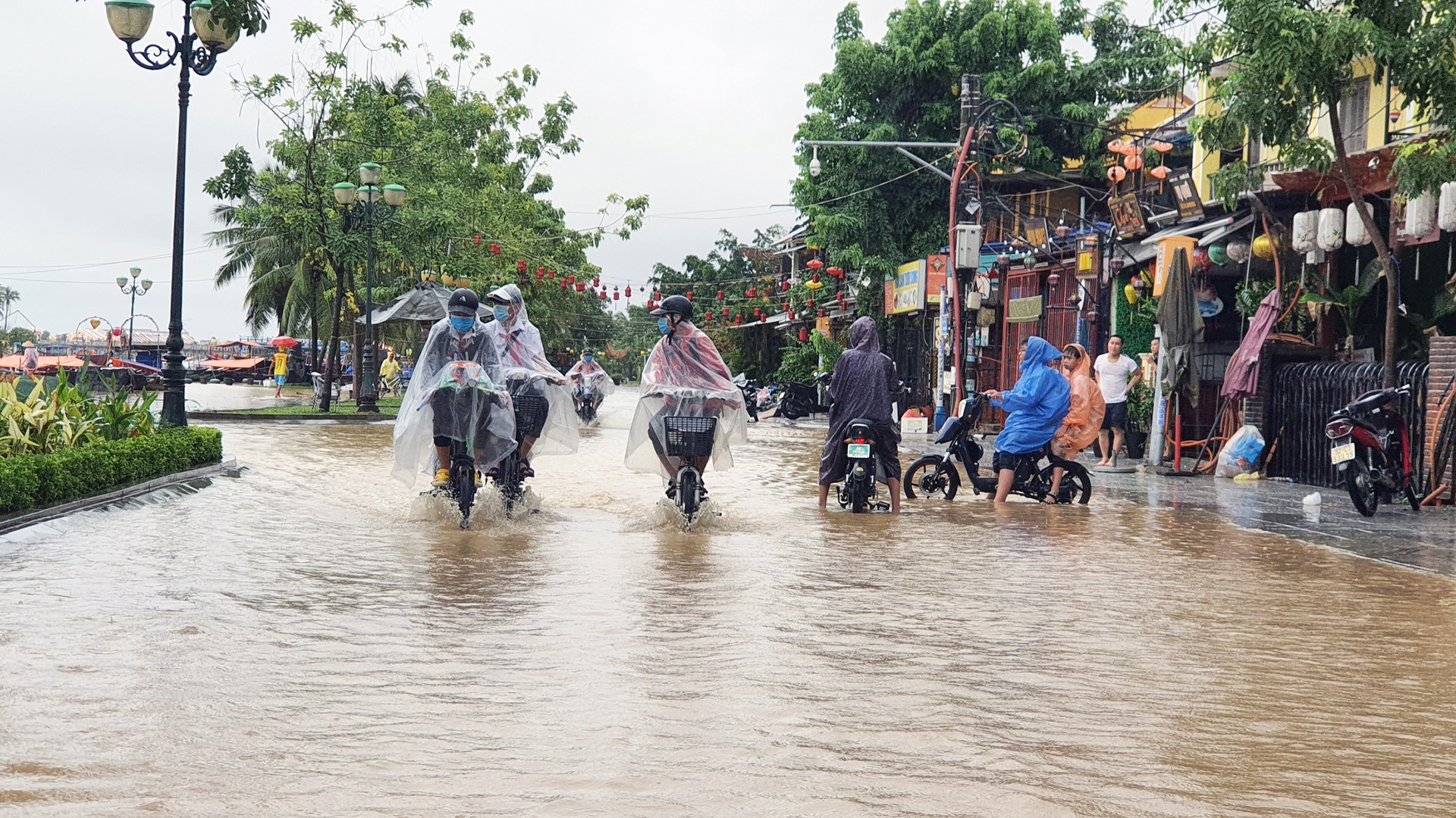 thanh pho Hoi An ngap sau do mua lon anh 10