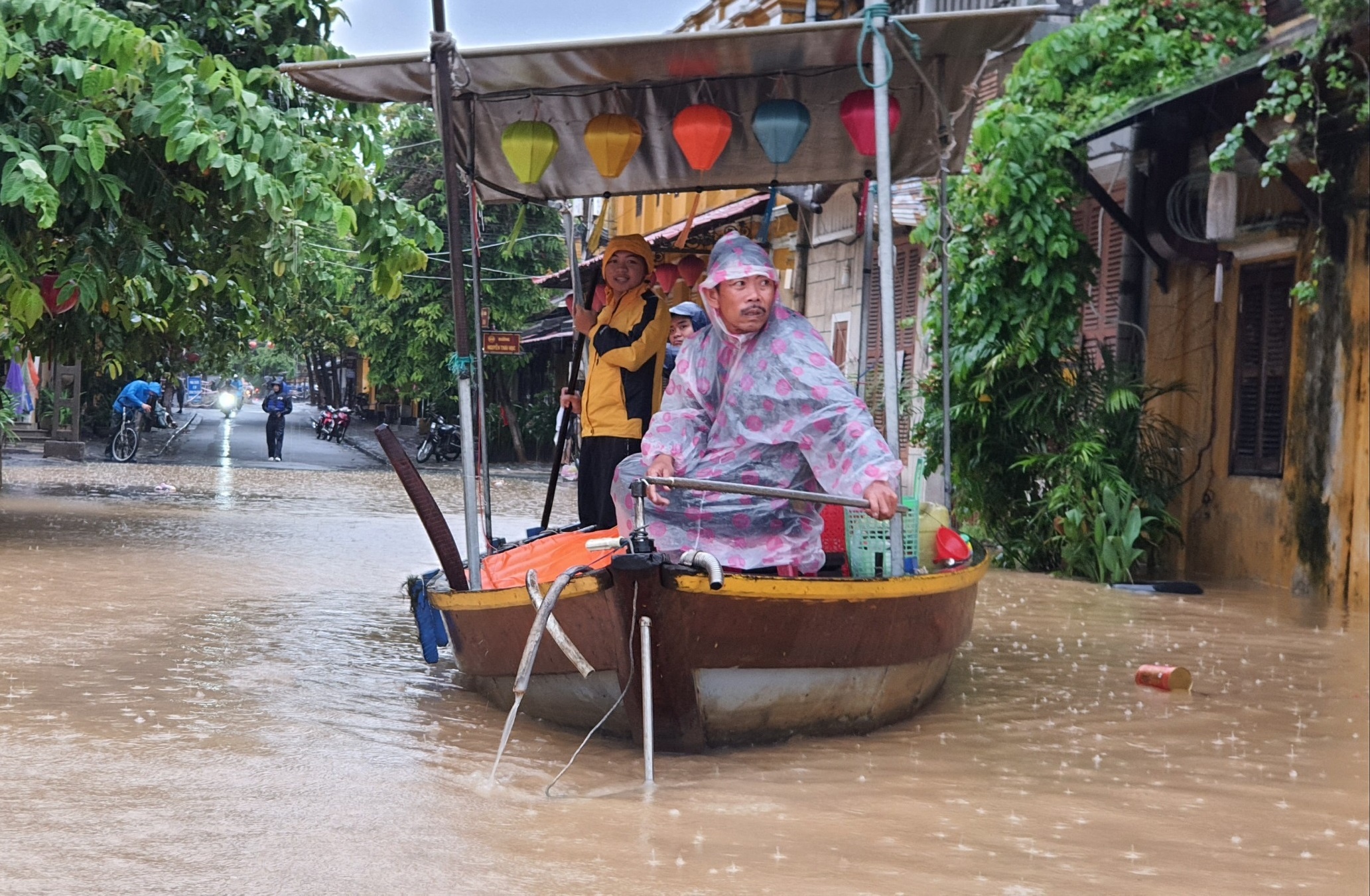 Pho co Hoi An chim trong nuoc lu hinh anh
