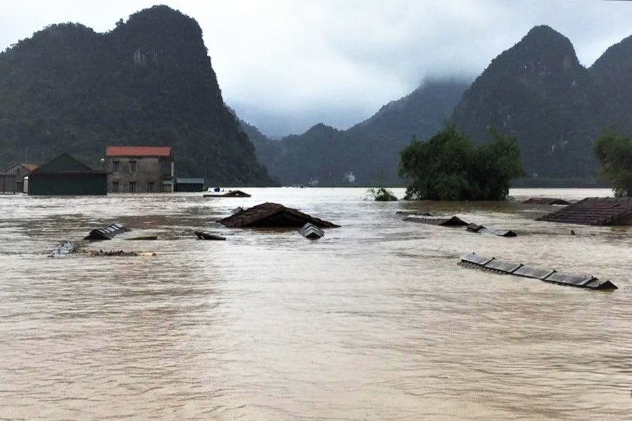 Mua ky luc 1.050 mm o mien Trung hinh anh