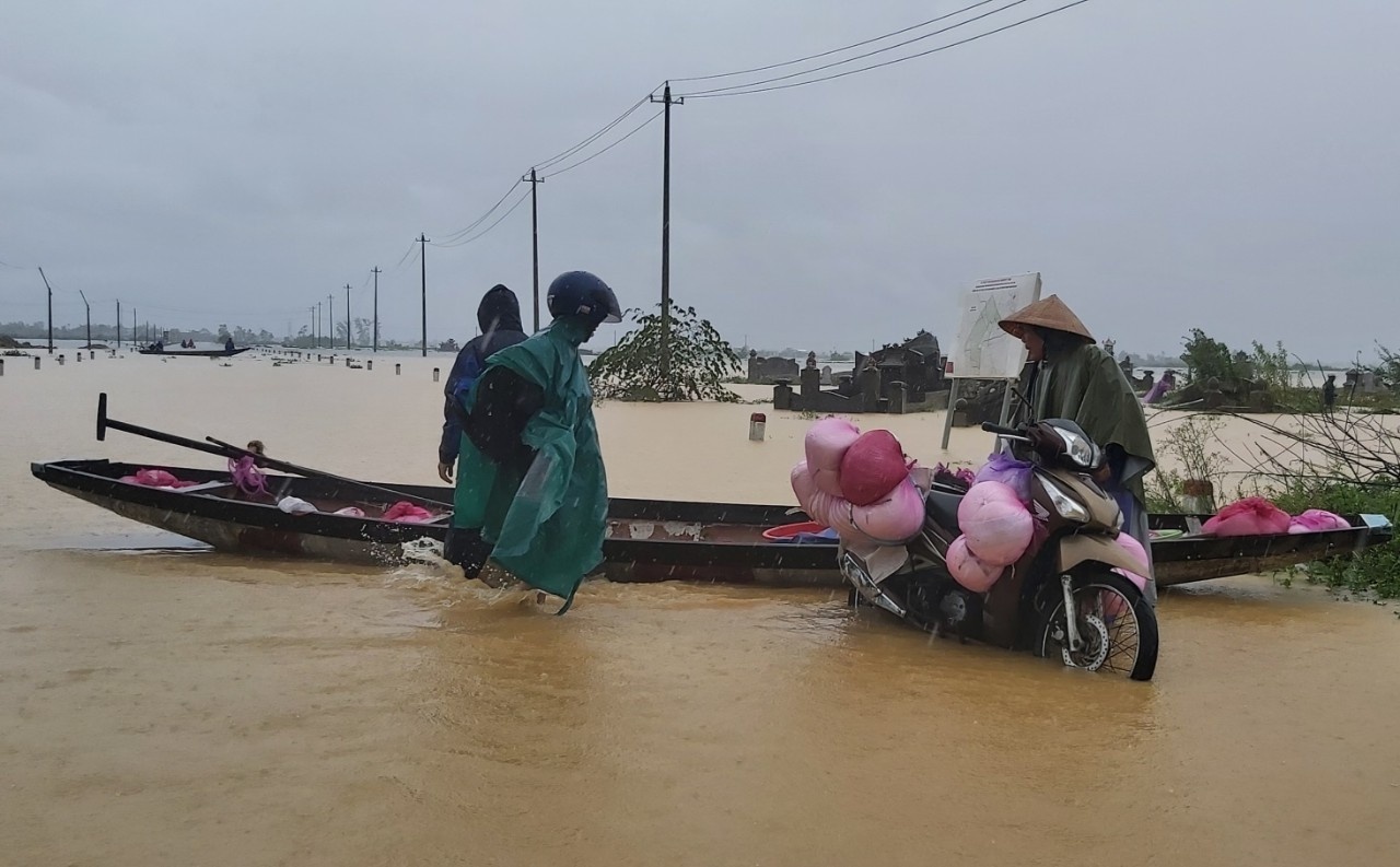 Mua lon tiep dien o mien Trung hinh anh