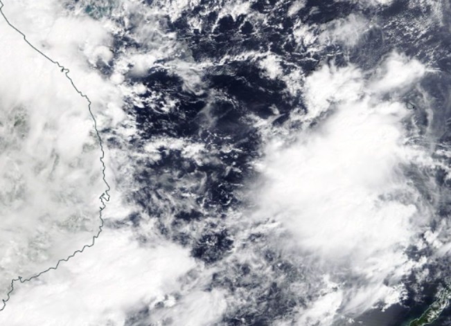 Ap thap nhiet doi hinh thanh, mien Trung tiep tuc mua lon hinh anh