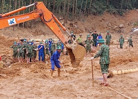 Thu tuong: 'Khan truong tim kiem cac cong nhan con mat tich' hinh anh