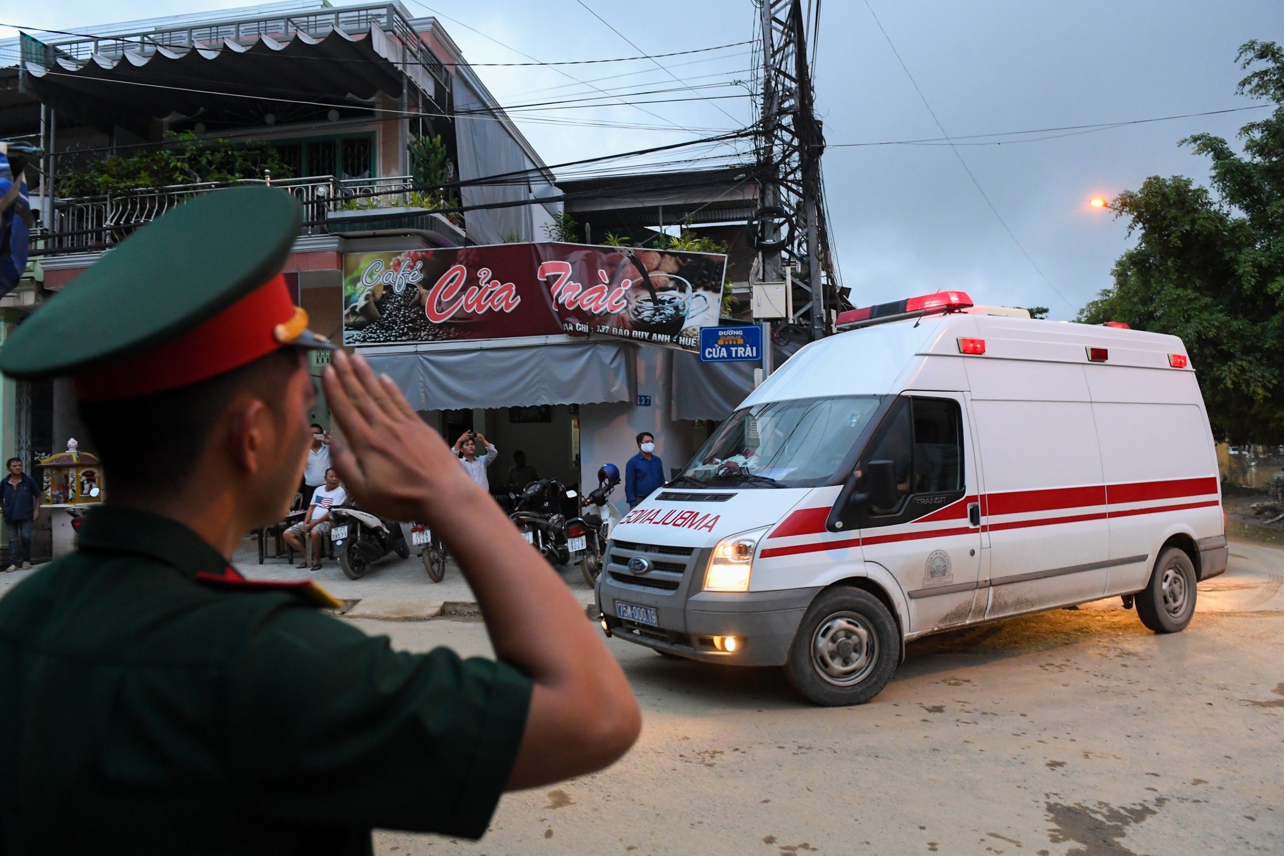 De xuat cap bang To quoc ghi cong cho 13 can bo, chien si hinh anh