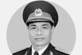 Dai ta Nguyen Huu Hung duoc truy thang quan ham thieu tuong hinh anh