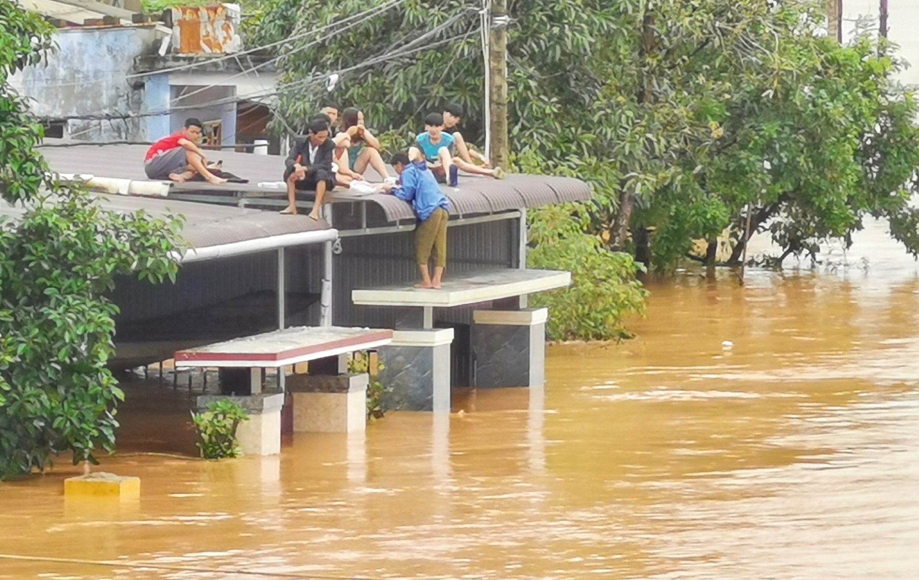 Nguoi dan Quang Tri leo len noc nha, keu cuu ca dem hinh anh