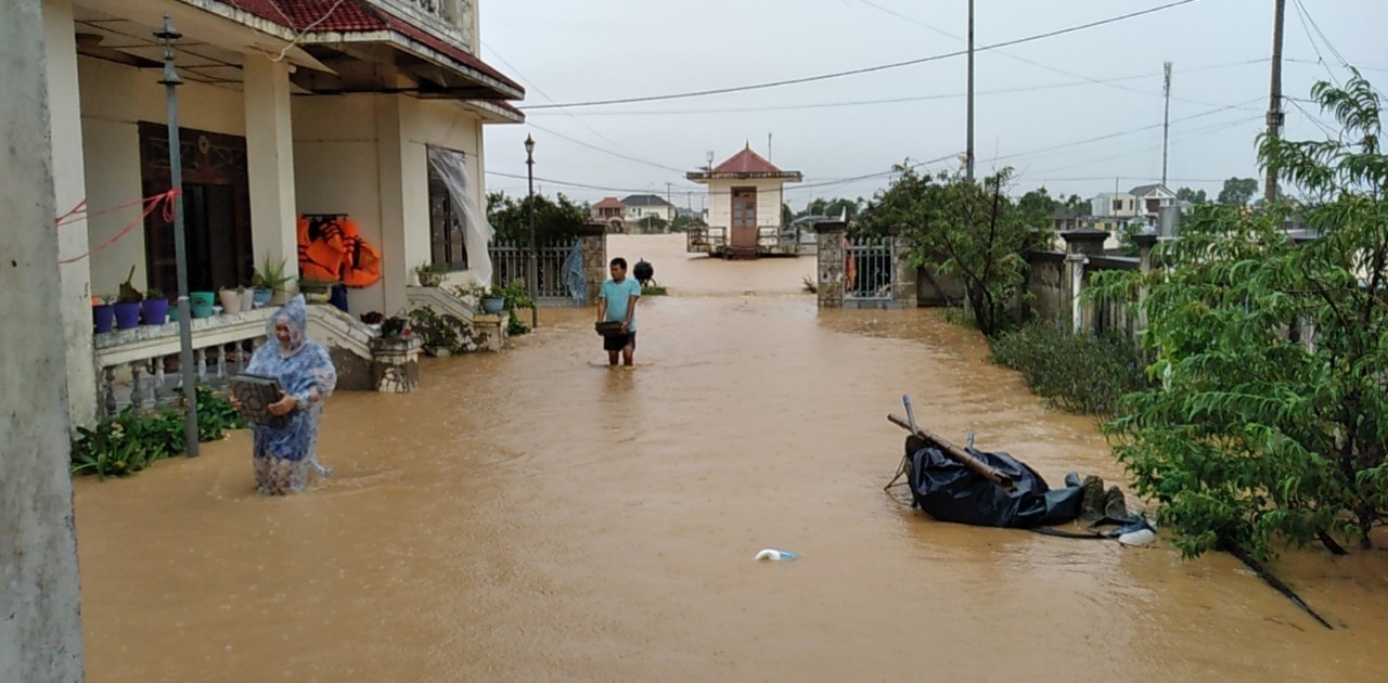 nguoi do lu lich su o mien Trung anh 2