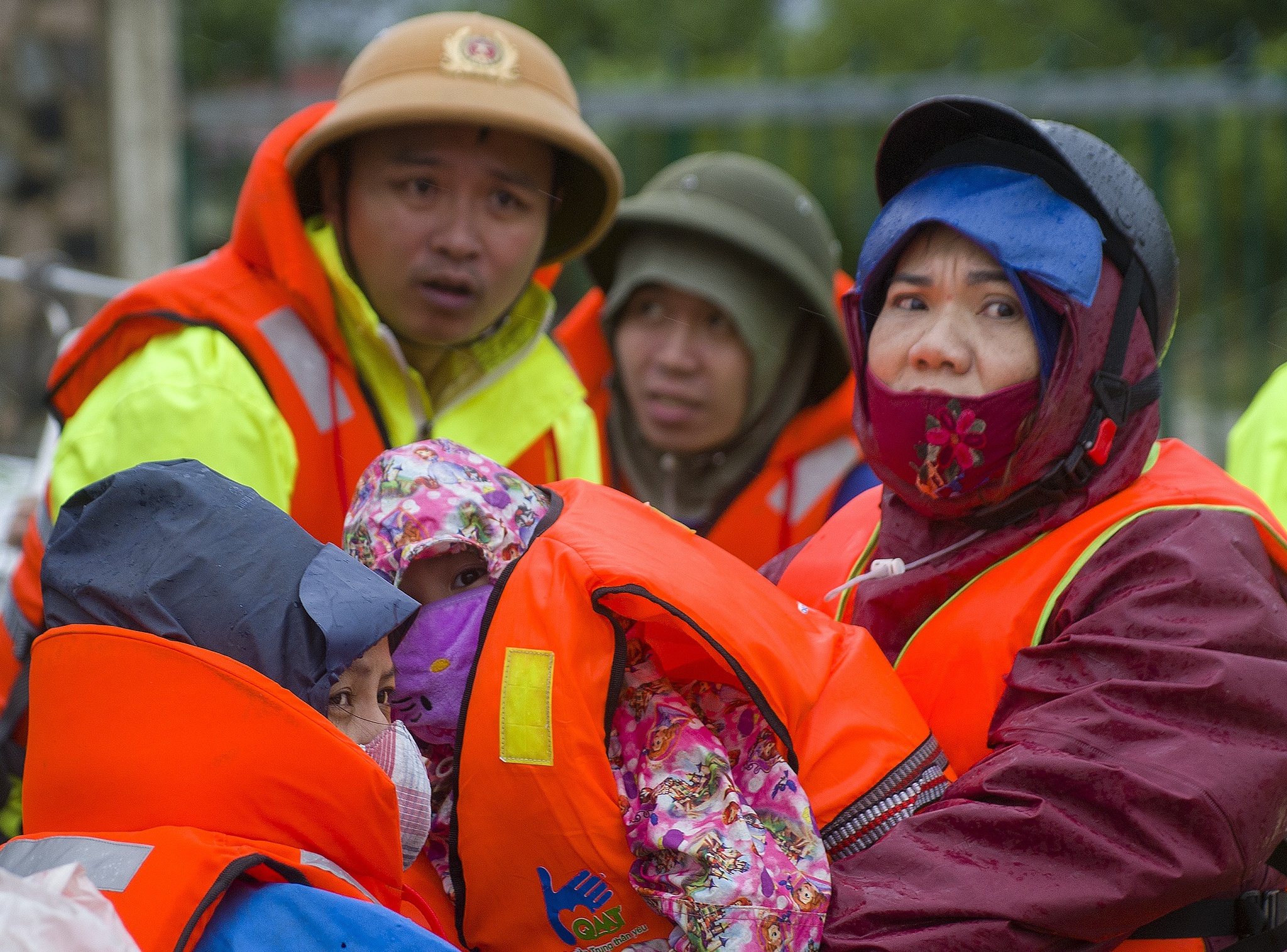Nguoi Quang Binh xa que bat khoc trong dem lu lich su hinh anh