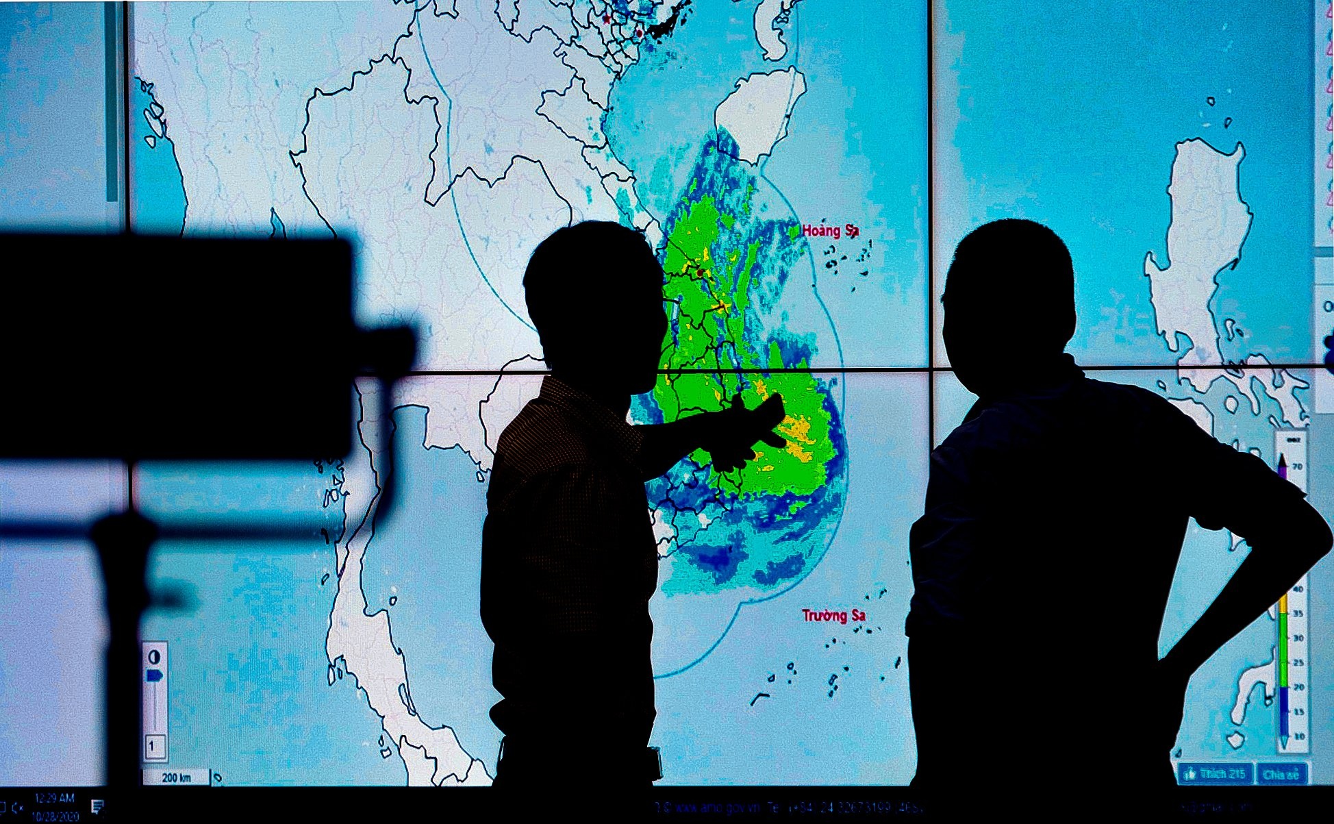 Dem trang o trung tam khi tuong truoc gio bao so 9 - Molave do bo hinh anh
