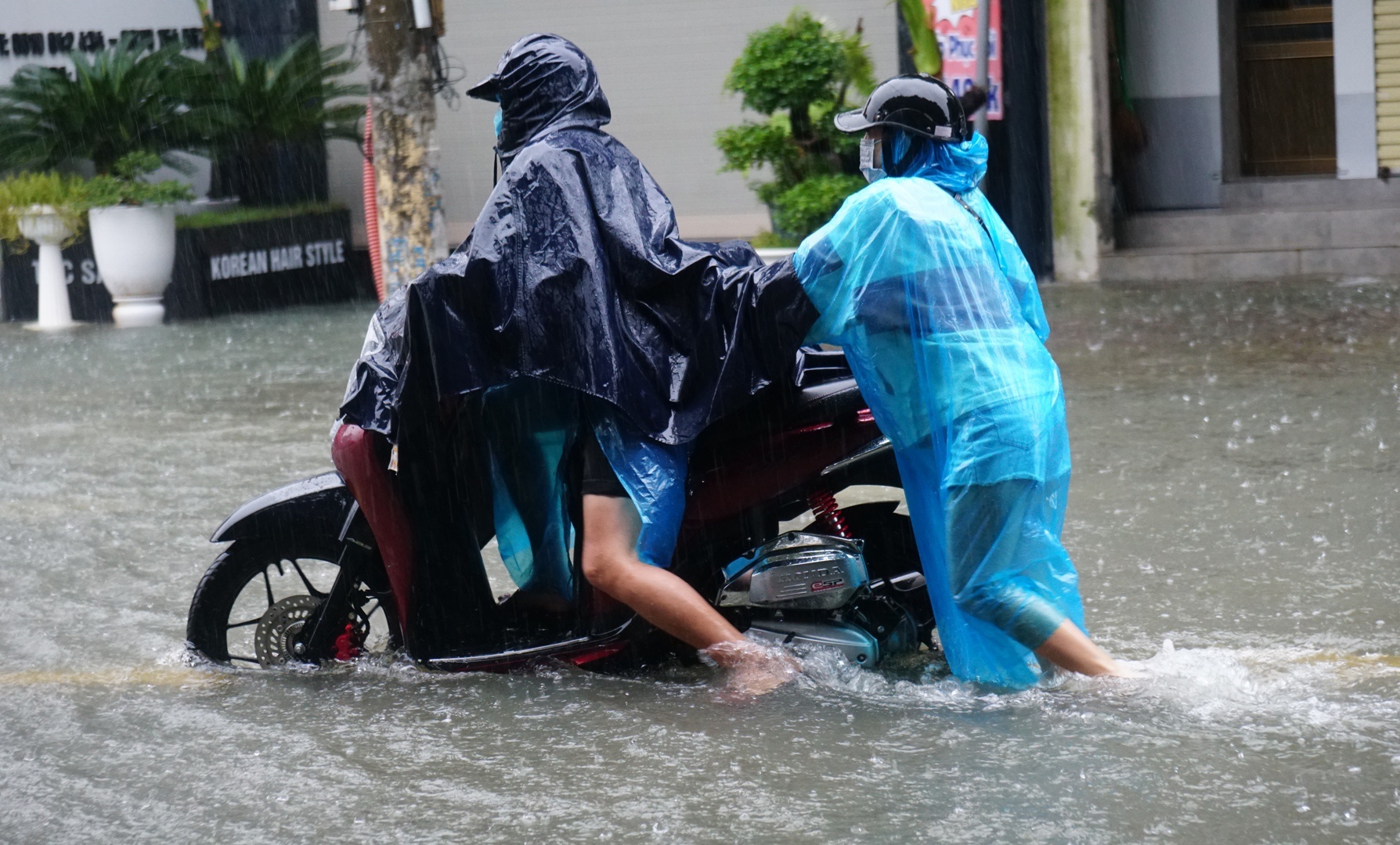 mua lon gay ngap lut o Ha Tinh va Nghe An anh 1