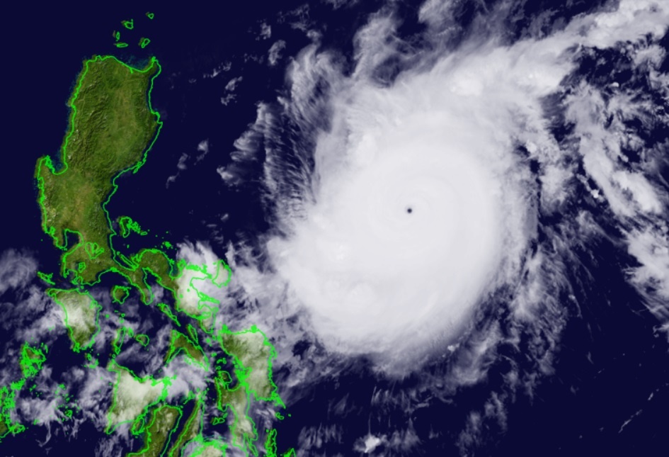 Sieu bao Goni giam cap khi vao Bien Dong, Da Nang - Quang Ngai mua lon hinh anh