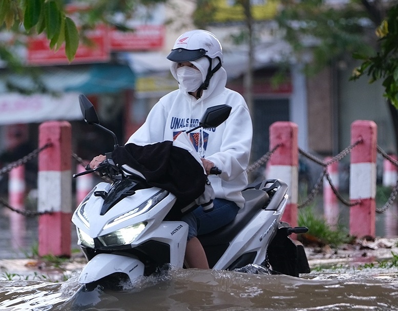 Trieu cuong tiep tuc len o Nam Bo, mien Trung lai mua lon hinh anh