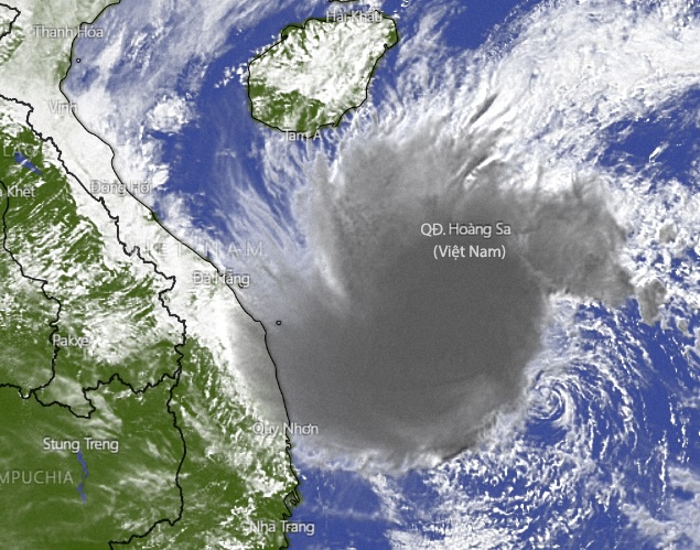 Bao so 10 tang toc truoc khi do bo Quang Ngai - Phu Yen hinh anh