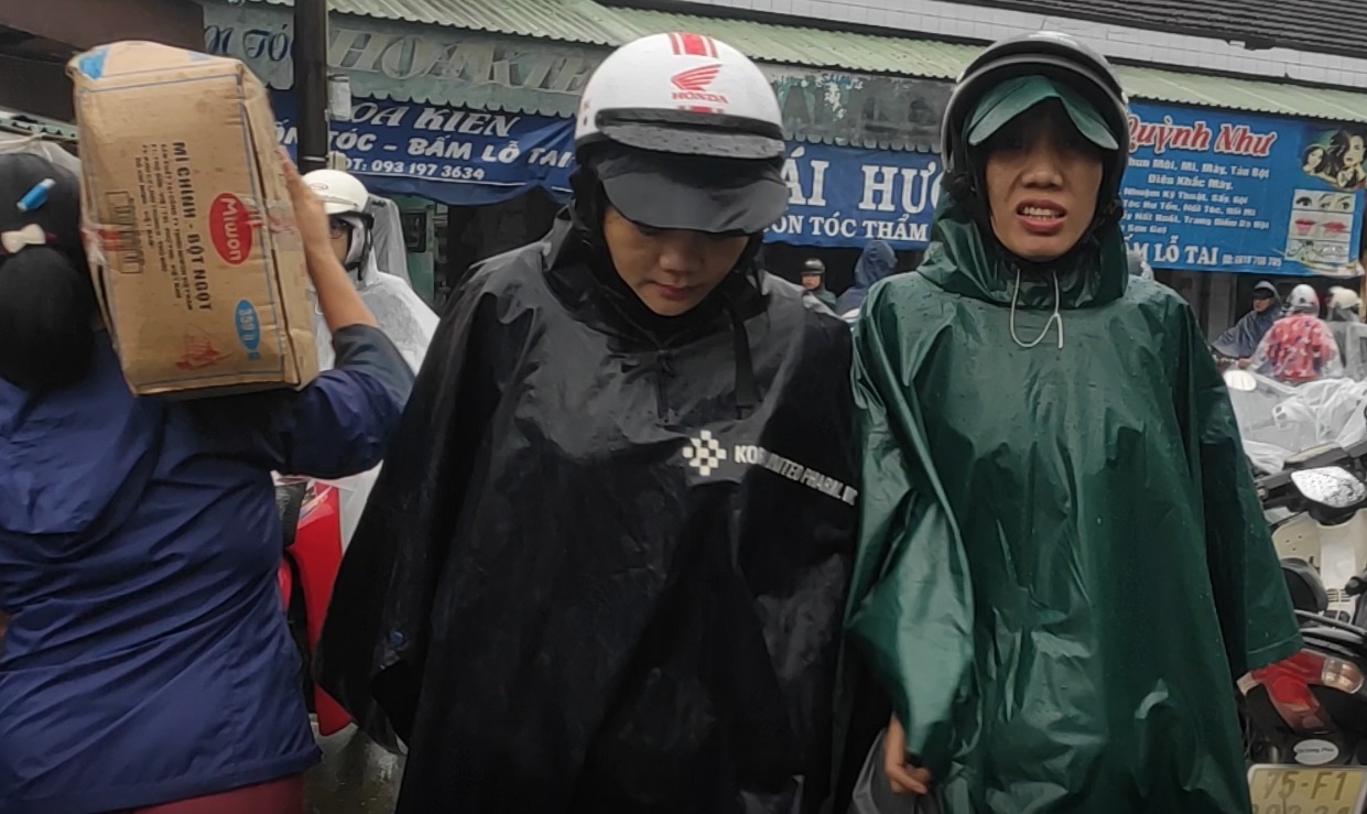 Nguoi Hue doi mua di cho truoc gio bao so 13 do bo hinh anh