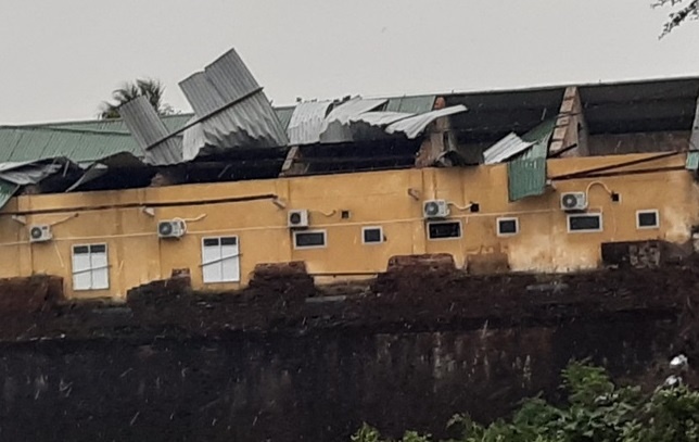 18 nguoi bi thuong, 1.500 ngoi nha toc mai sau bao so 13 hinh anh