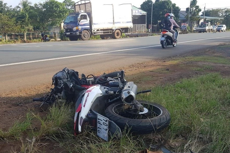 Xe may dam vao duoi xe tai, mot nguoi tu vong hinh anh