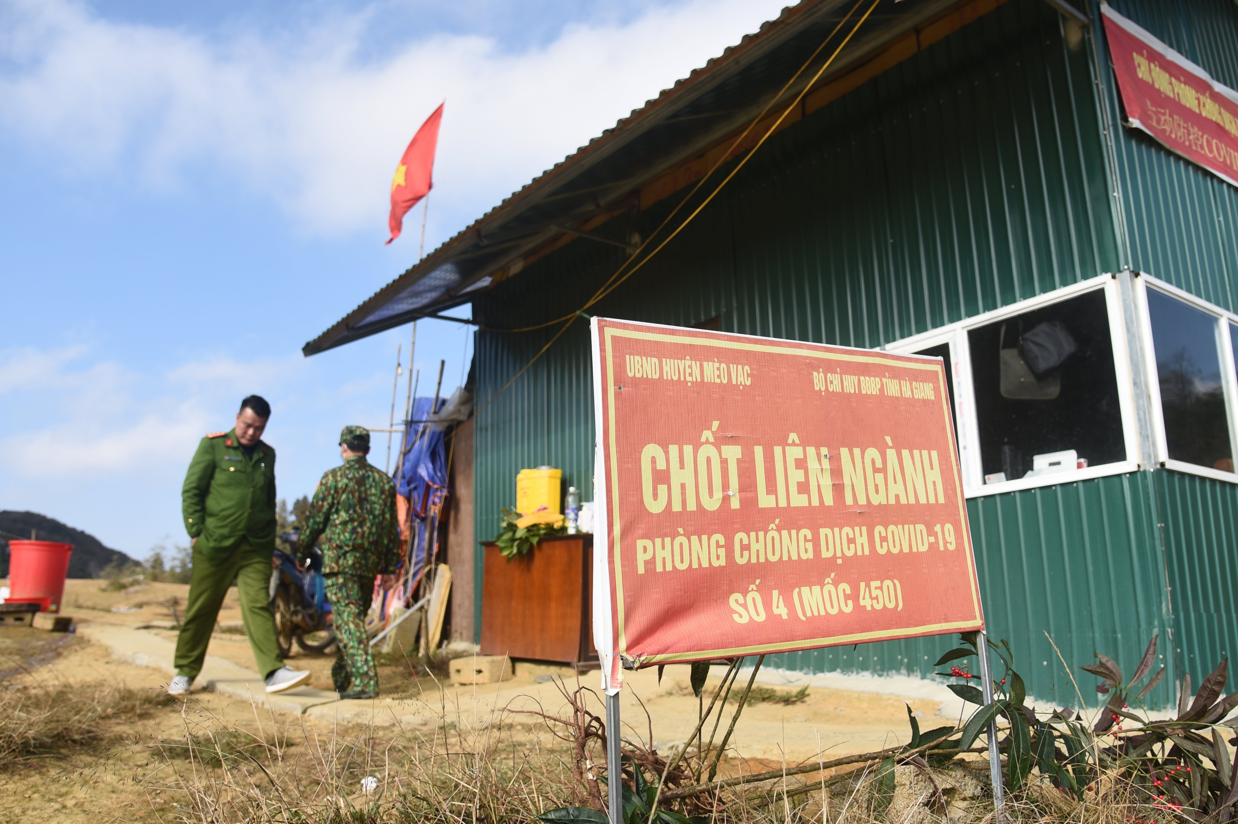 vuot bien trai phep o bien gioi phia bac anh 11