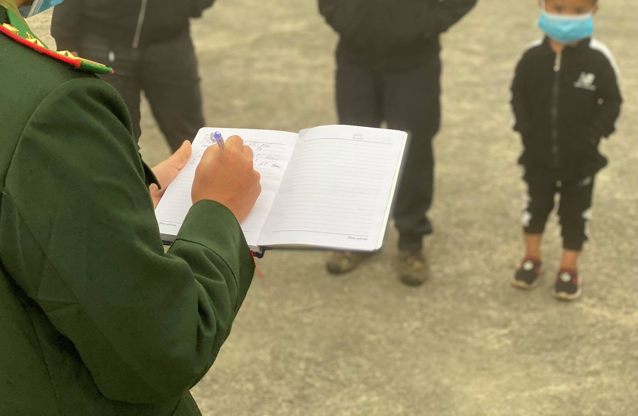 vuot bien trai phep o bien gioi phia bac anh 9