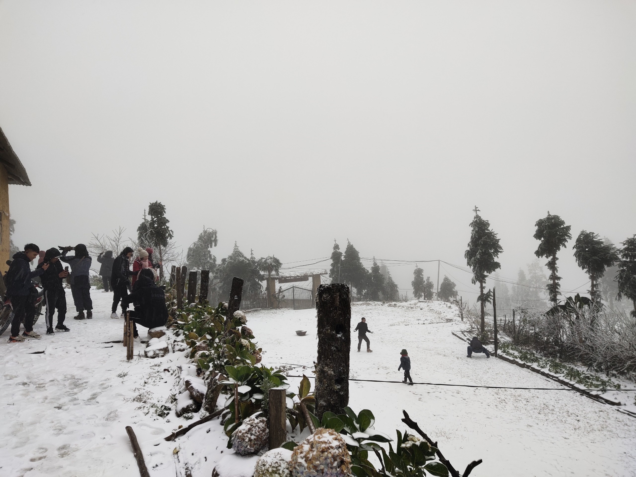 mua tuyet roi o Y Ty va Lao Cai anh 1