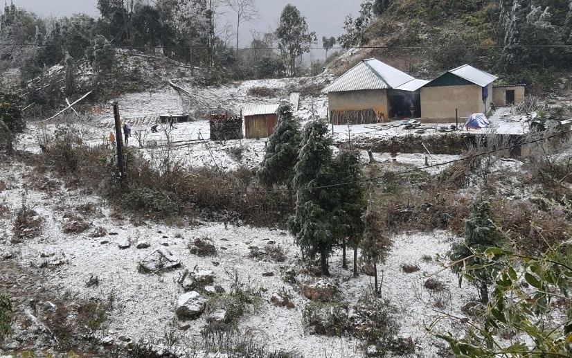 Tuyet phu trang xoa noc nha o Y Ty hinh anh