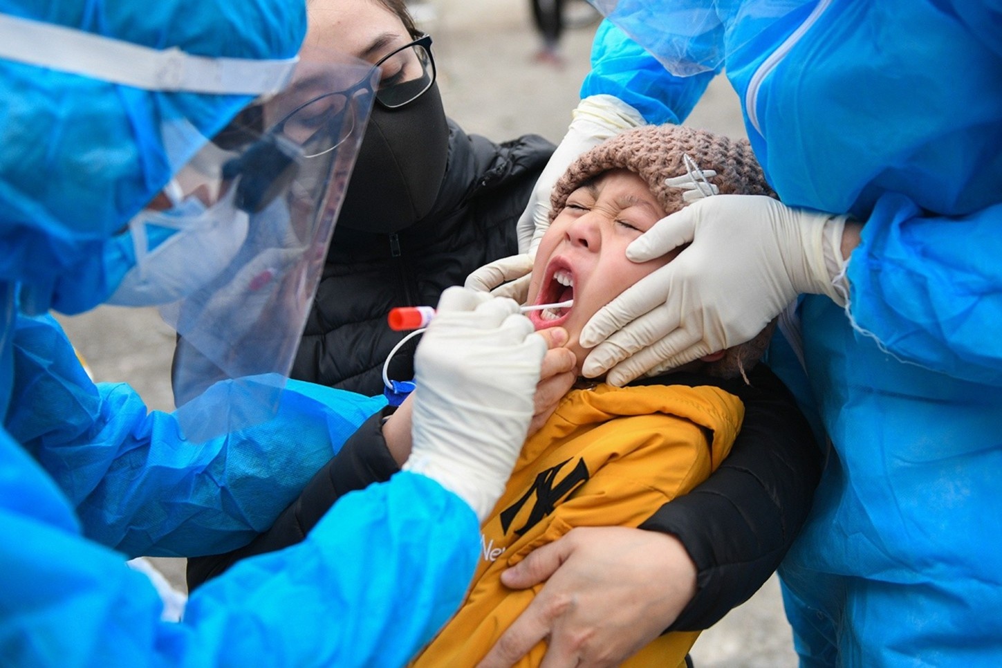 Nguoi dan Hai Duong bat ngo khi dich benh quay tro lai hinh anh