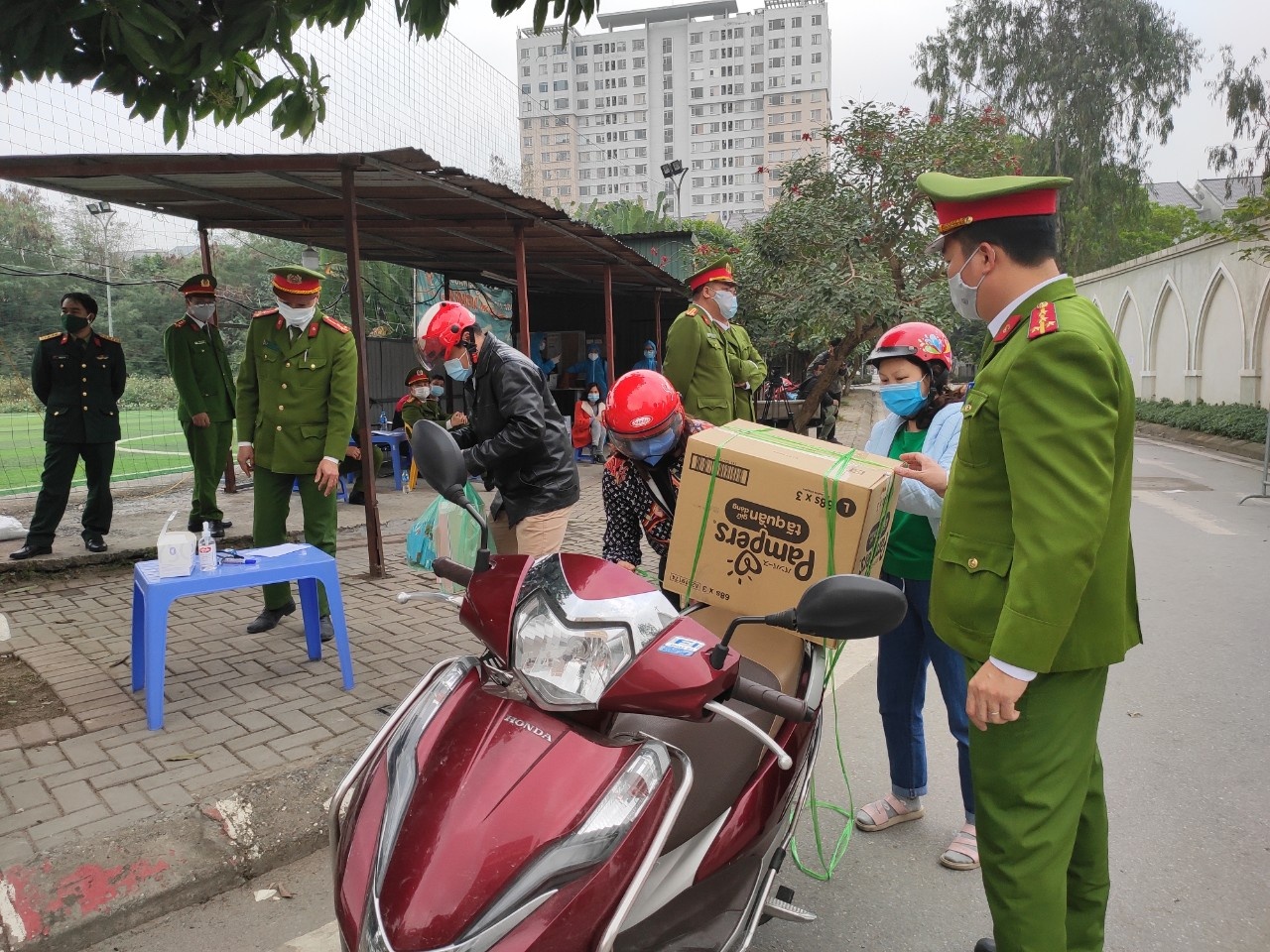 cach ly tap trung o truong Tieu hoc Xuan Phuong anh 2