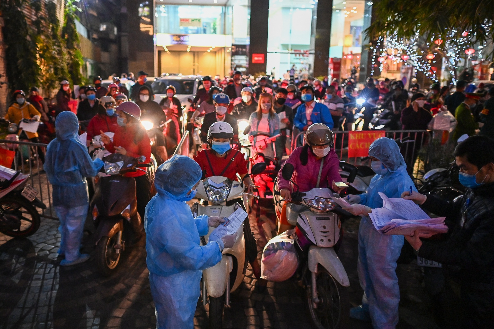 xet nghiem 934 nguoi o toa nha 88 Lang Ha anh 1