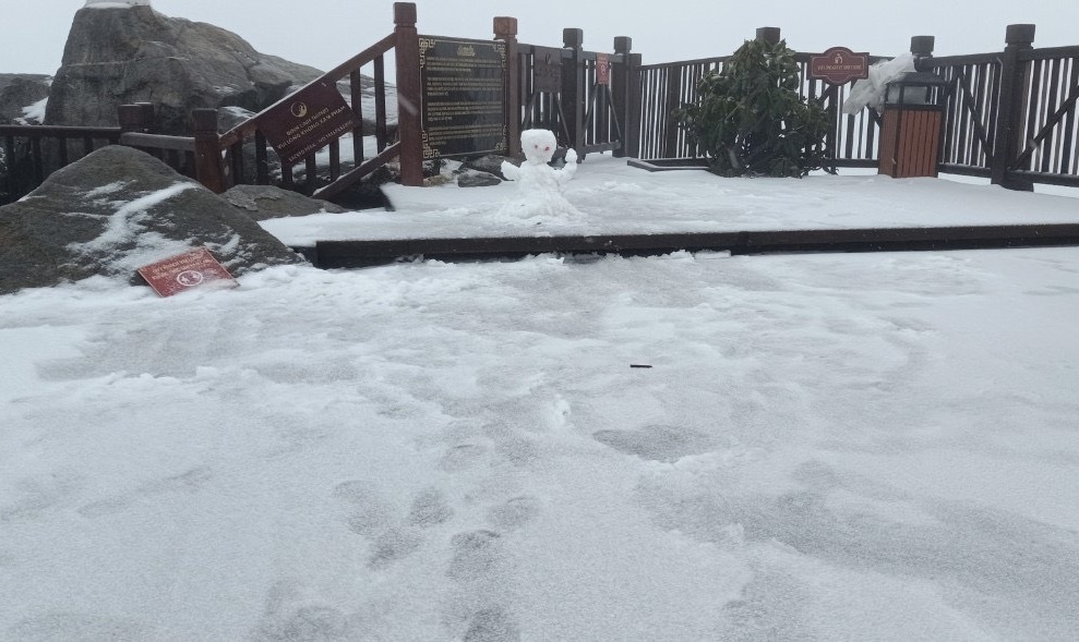 Tuyet roi day dac tren dinh Fansipan hinh anh