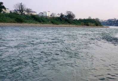 Nuoc song Hong chuyen mau xanh hinh anh