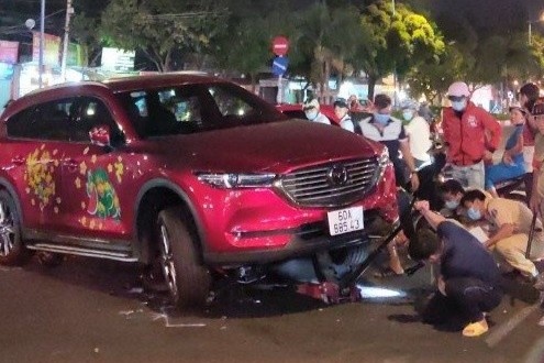 Tai xe oto chan bat nghi can trom xe may hinh anh