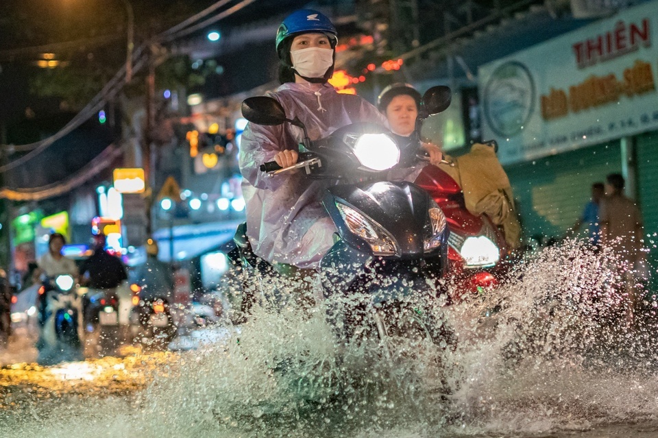 mua chuyen mua o TP.HCM anh 1